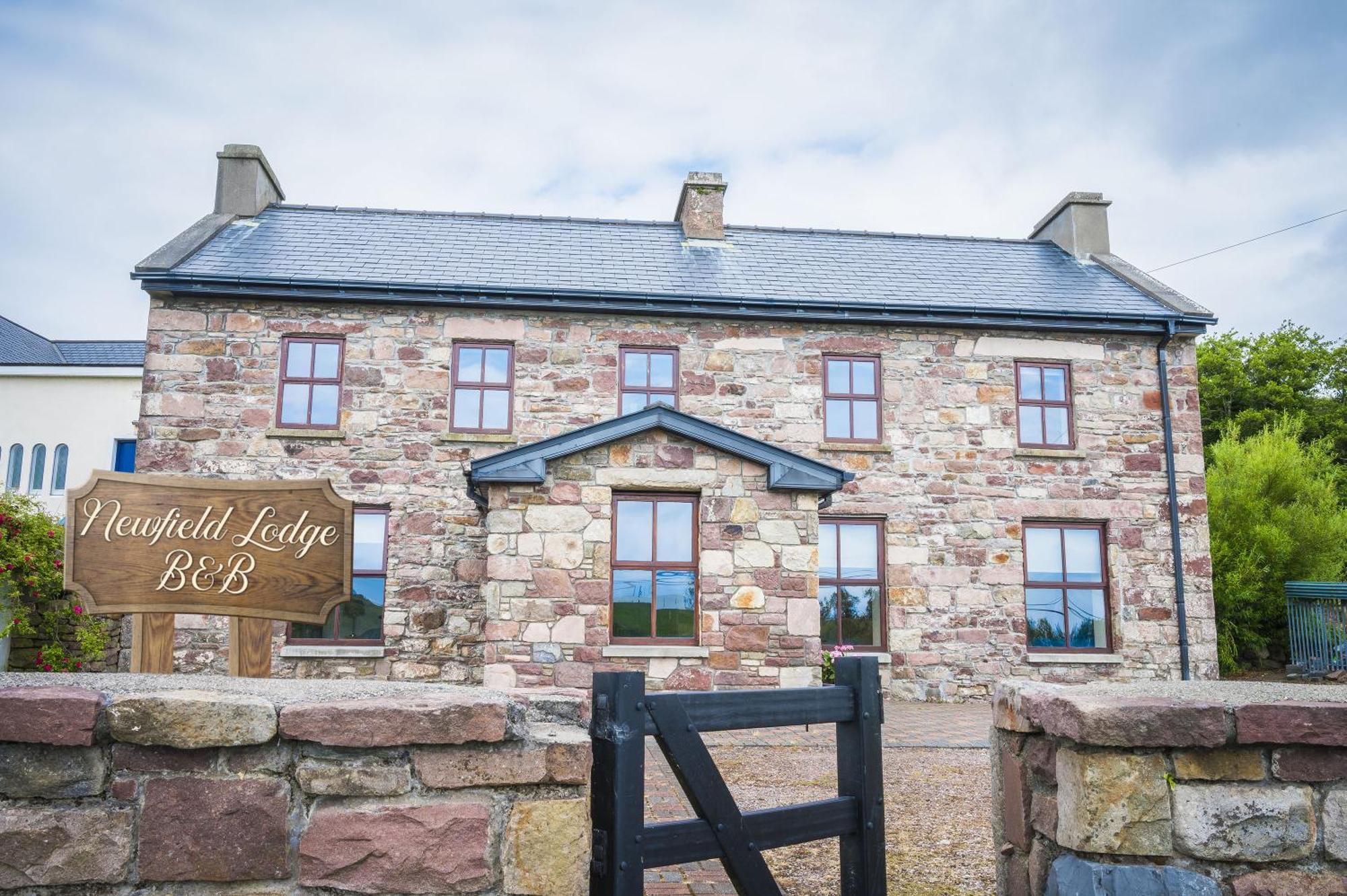 Nevins Newfield Inn Ltd มัลแรนนี ภายนอก รูปภาพ