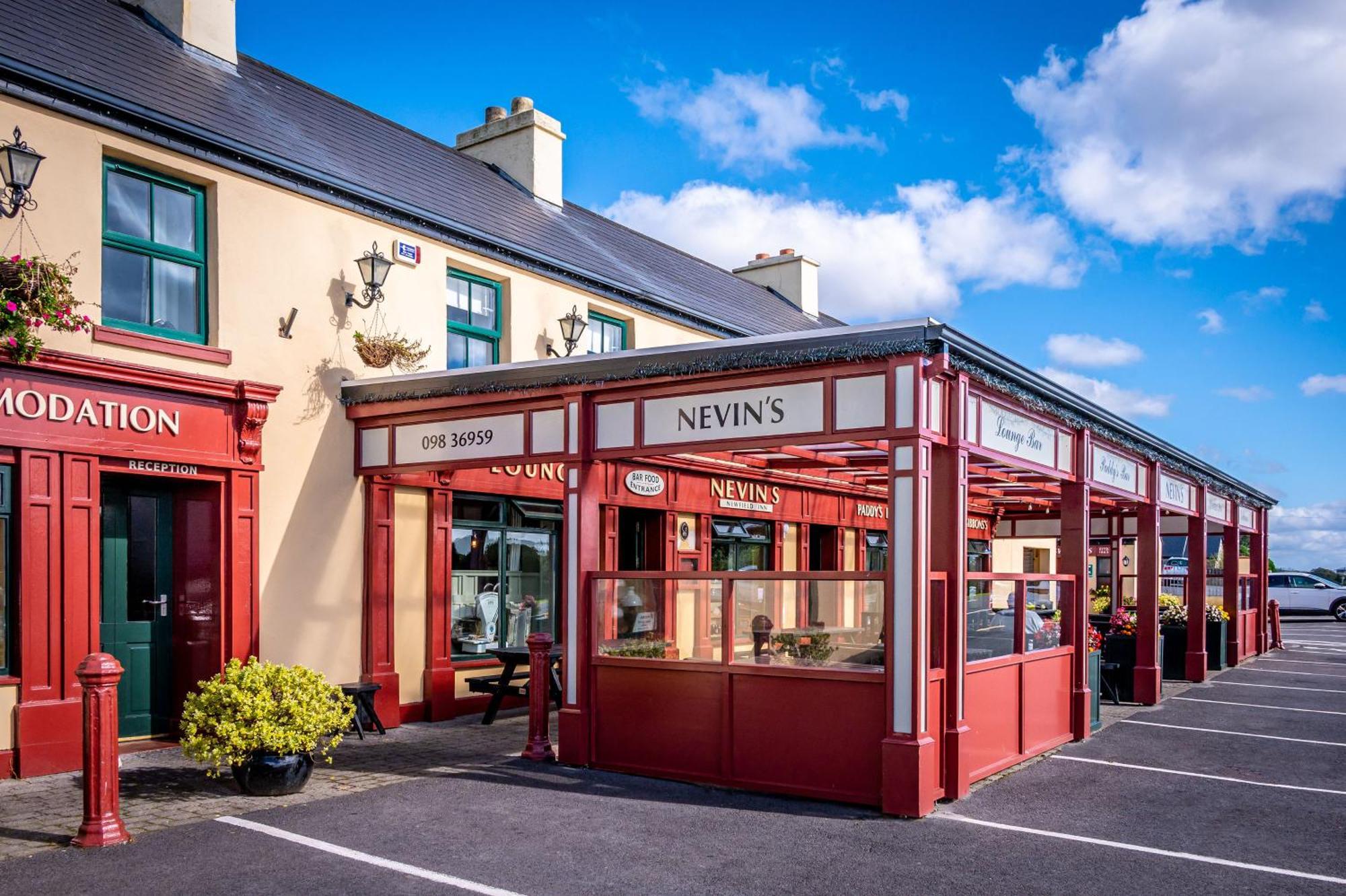 Nevins Newfield Inn Ltd มัลแรนนี ภายนอก รูปภาพ